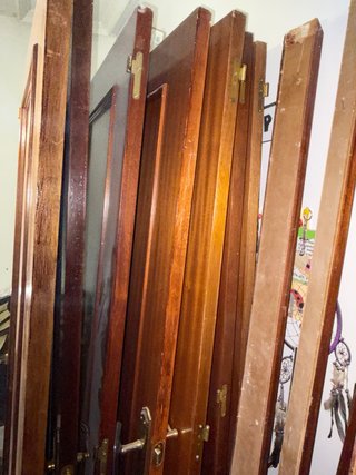 Puertas de madera color sapeli