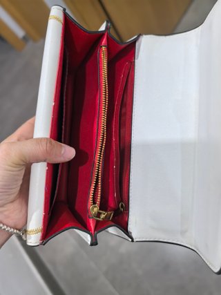 Bolso blanco con abeja dorada
