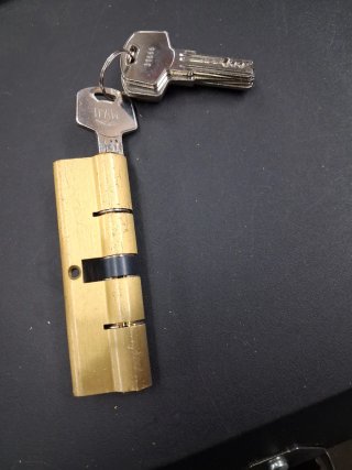 Bombillo de seguridad con 5 llaves