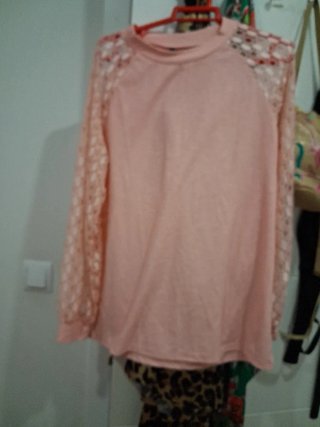 Blusa de verano rosa con mangas de encaje