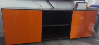 Mueble TV salón marrón y naranja