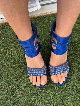 Zapatos de tacón azul con pedrería