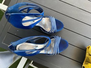 Zapatos de tacón azul con pedrería