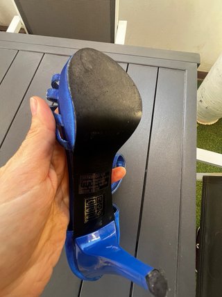 Zapatos de tacón azul con pedrería