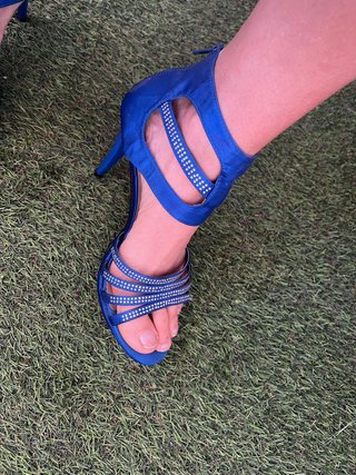 Zapatos de tacón azul con pedrería