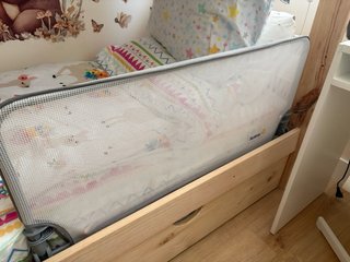 Barrera de cama infantil impecable