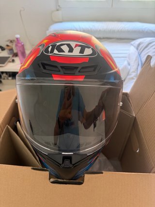 Casco KYT Moto Negro y Rojo
