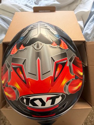 Casco KYT Moto Negro y Rojo