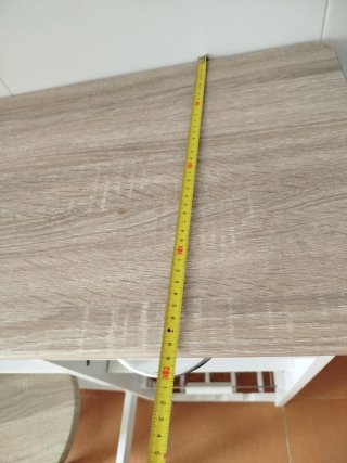Mesa de cocina con taburetes