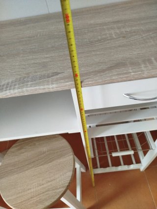 Mesa de cocina con taburetes