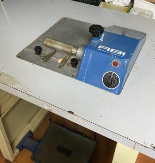 Máquina de pegar tiras marroquinería