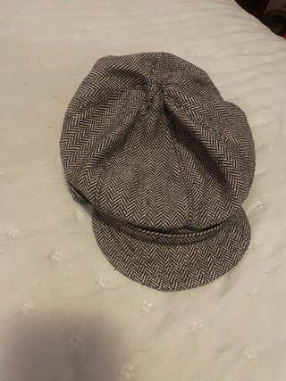 Boina gris y negra con visera