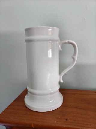 Jarra de cerámica blanca