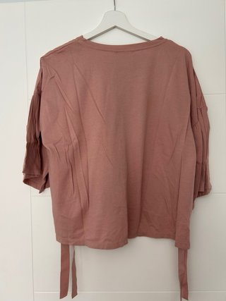 Camiseta Bershka rosa con parches