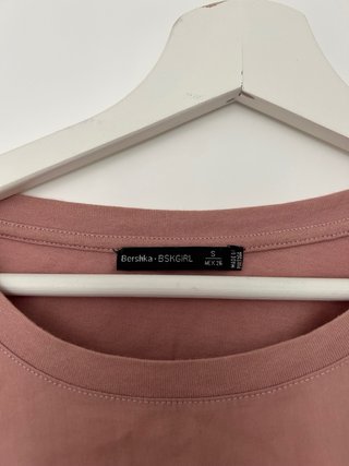 Camiseta Bershka rosa con parches