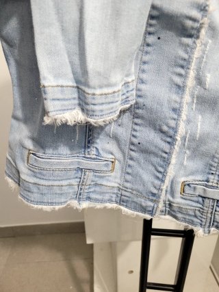 Chaqueta vaquera desgastada con cuello redondo