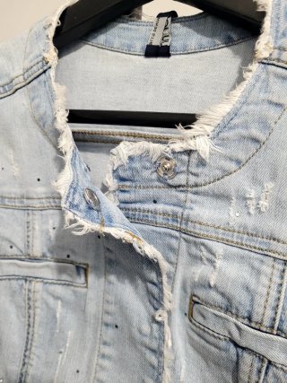 Chaqueta vaquera desgastada con cuello redondo