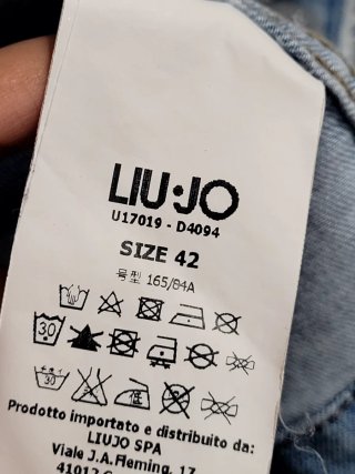 Chaqueta vaquera desgastada con cuello redondo