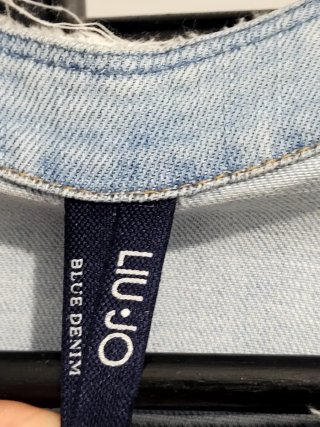 Chaqueta vaquera desgastada con cuello redondo