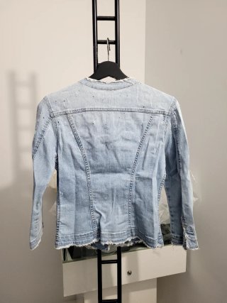 Chaqueta vaquera desgastada con cuello redondo