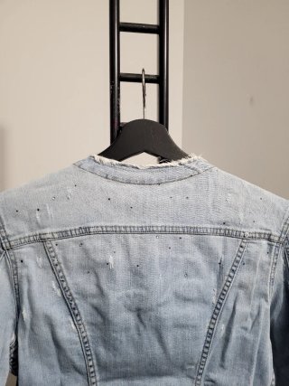 Chaqueta vaquera desgastada con cuello redondo