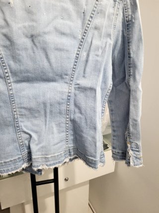Chaqueta vaquera desgastada con cuello redondo