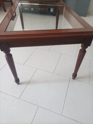 Mesa baja de madera con tapa de cristal