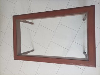 Mesa baja de madera con tapa de cristal