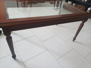 Mesa baja de madera con tapa de cristal