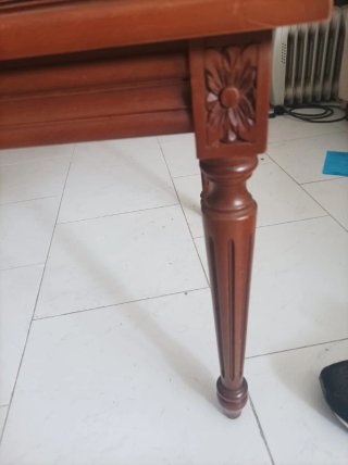 Mesa baja de madera con tapa de cristal