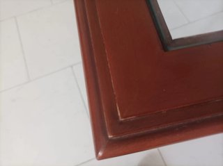 Mesa baja de madera con tapa de cristal