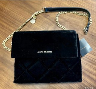 Bolso Negro con Cadena Dorada