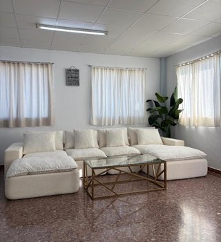 Sofá modular blanco y mesa centro dorada