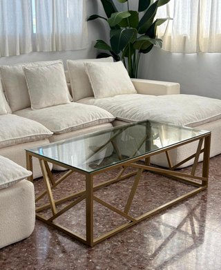 Sofá modular blanco y mesa centro dorada