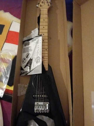 Guitarra eléctrica V sin usar