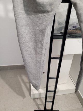 Pantalones deportivos grises