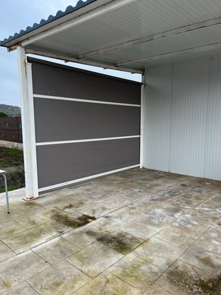 Pérgola metálica y de plástico