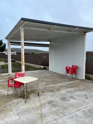 Pérgola metálica y de plástico