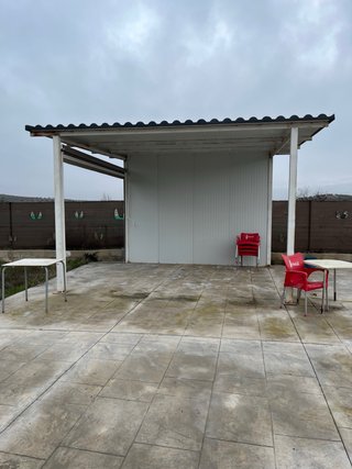 Pérgola metálica y de plástico
