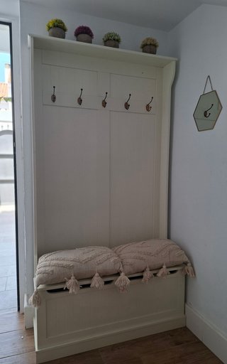 Mueble recibidor/perchero en color blanco.