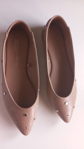Zapatos planos Sfera beige con tachuelas plateadas