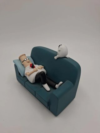 Figura Dilbert en sofá