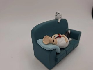 Figura Dilbert en sofá