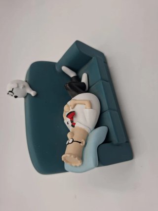 Figura Dilbert en sofá