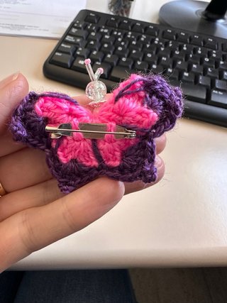 Dos mariposas tejidas a mano