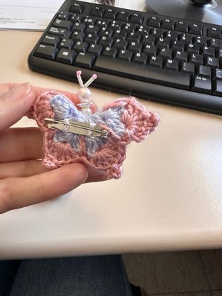 Dos mariposas tejidas a mano