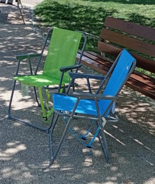Sillas plegables de nylon con reposabrazos.
