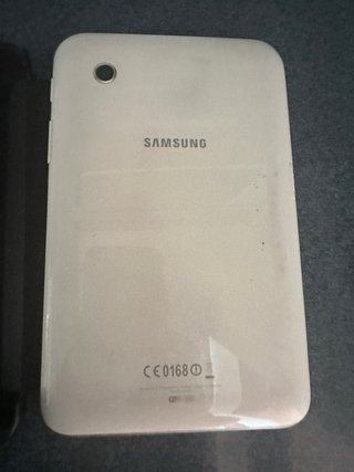 Tablet Samsung Blanca con Funda y Cable