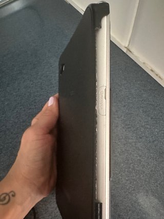 Tablet Samsung Blanca con Funda y Cable