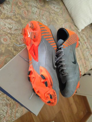 Botas de fútbol Nike grises y naranjas